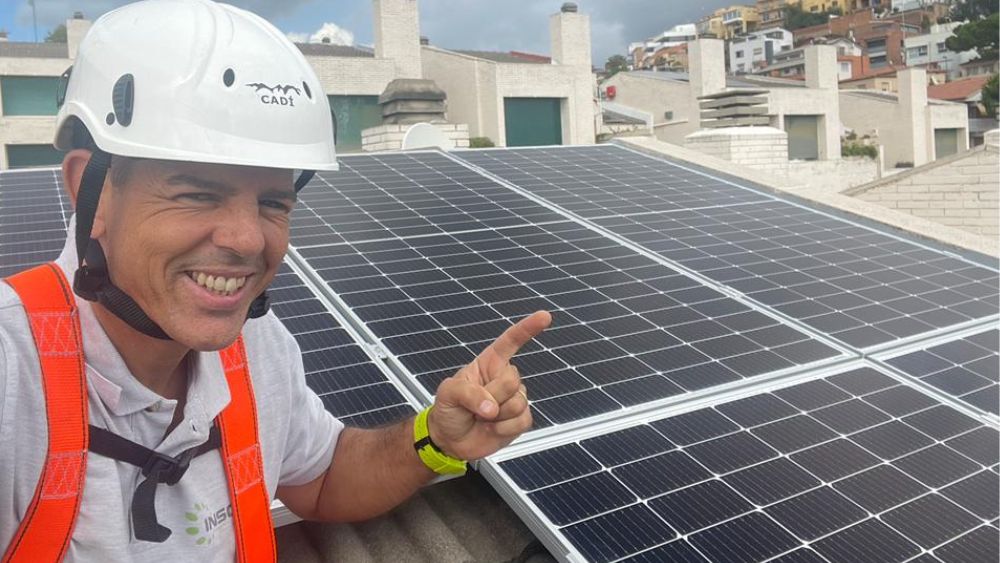 Pedro Ortega instalando placas (2)