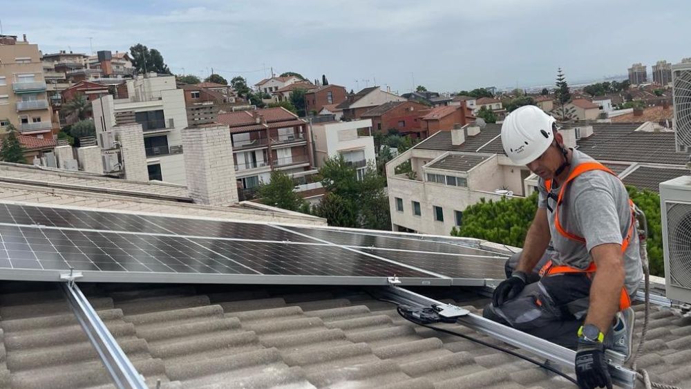 Pedro-Ortega-instalando-placas